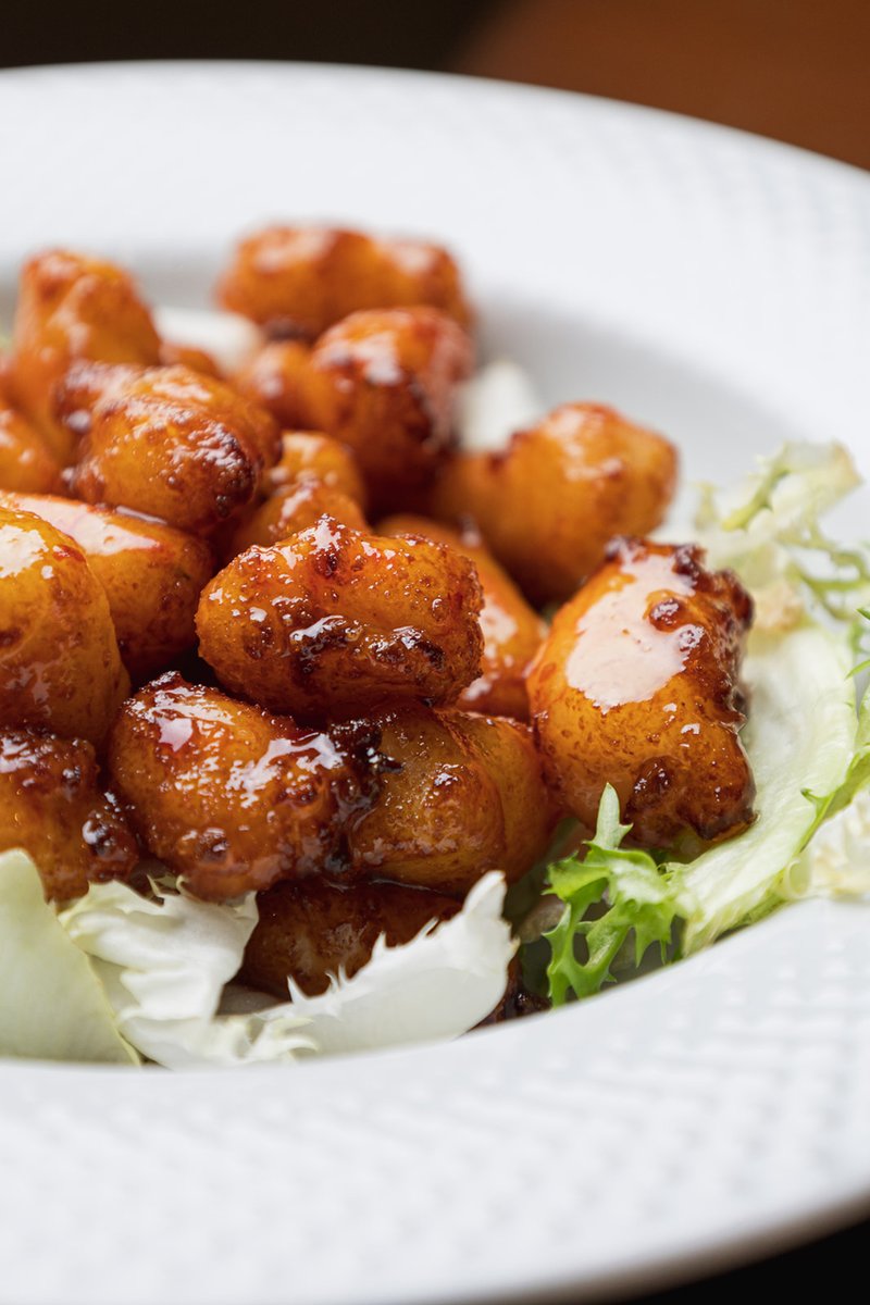 💥 𝙿𝚊𝚕𝚘𝚖𝚒𝚝𝚊𝚜 𝚍𝚎 𝚐𝚊𝚖𝚋𝚘́𝚗 𝚌𝚛𝚞𝚓𝚒𝚎𝚗𝚝𝚎𝚜 𝚌𝚘𝚗 𝚌𝚑𝚒𝚕𝚎 𝚍𝚞𝚕𝚌𝚎

Una apuesta por la fusión, el sabor y la sorpresa. Te comerías un cubo, ya verás... 

Tienes tu mesa llamando al 656 44 55 25.