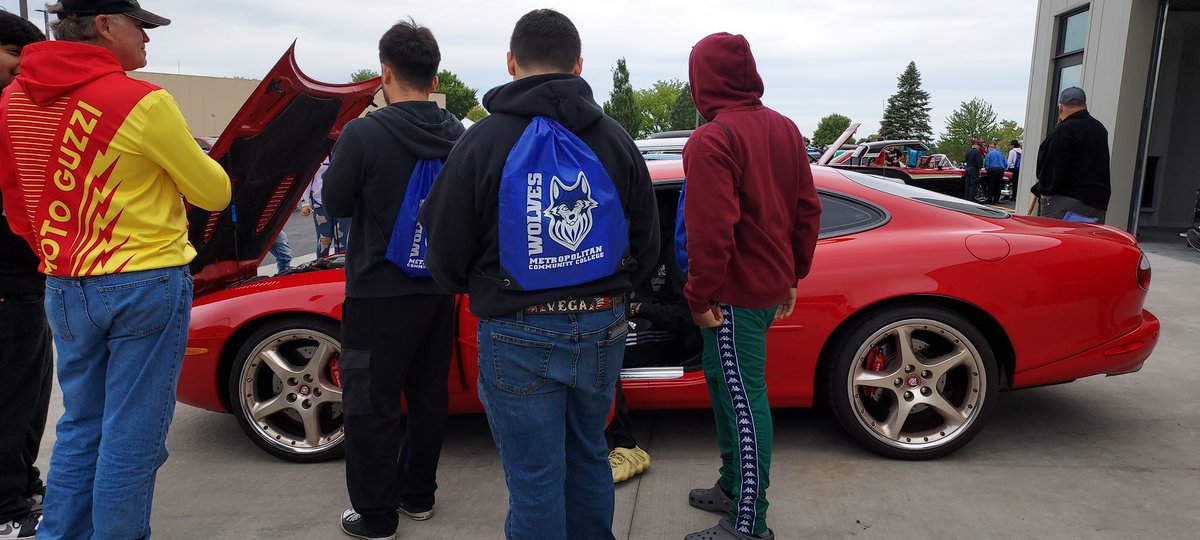 KCPS_ManualCTE's tweet photo. Last week, our Auto Collision students participated in the Automotive Experience Day at @MCCKansasCity Longview. Thank you for hosting us! #FutureReady #DareToBelieve https://t.co/ab88joPzpP