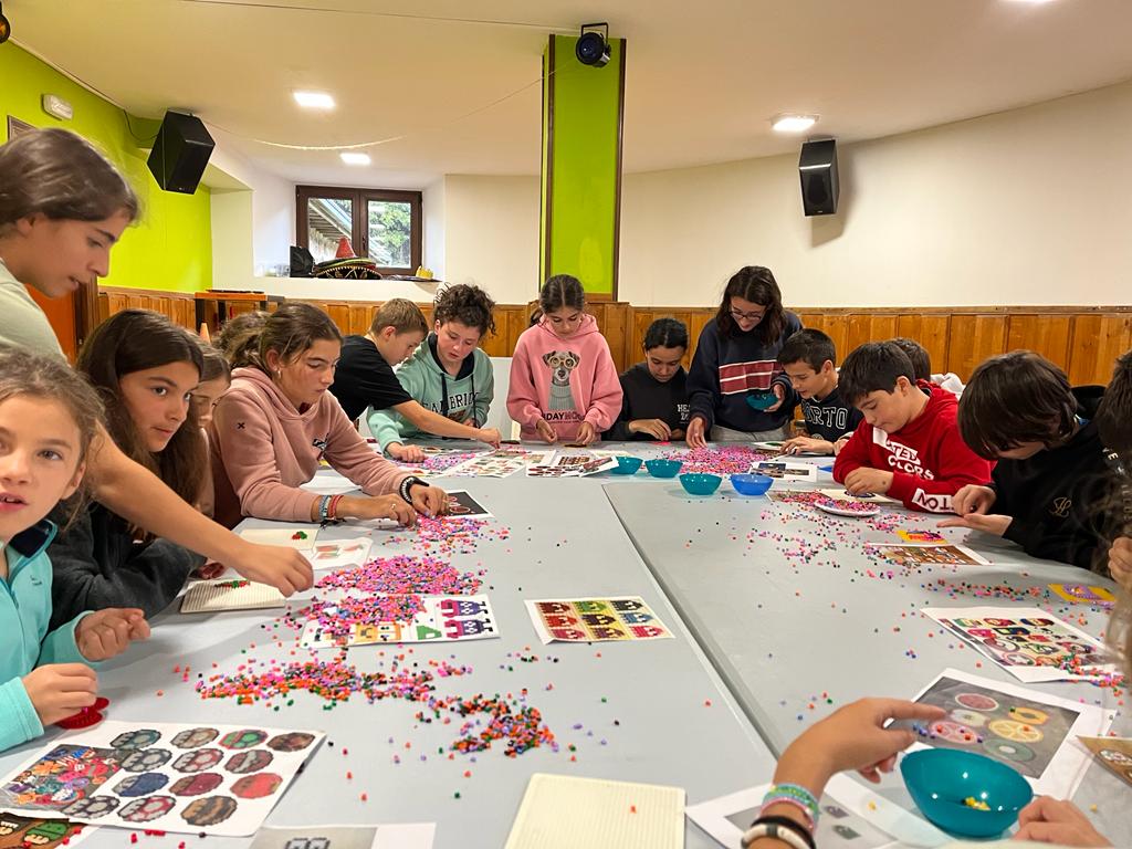 LaSalleSdr's tweet photo. 🎙️El mal tiempo no ha impedido que nuestros chicos de 1º #ESO se lo pasen en bien en el albergue de #Corconte 🎉
#JuntosMejor🫂
#SomosLaSalle💫 https://t.co/qIjaB8VDh0