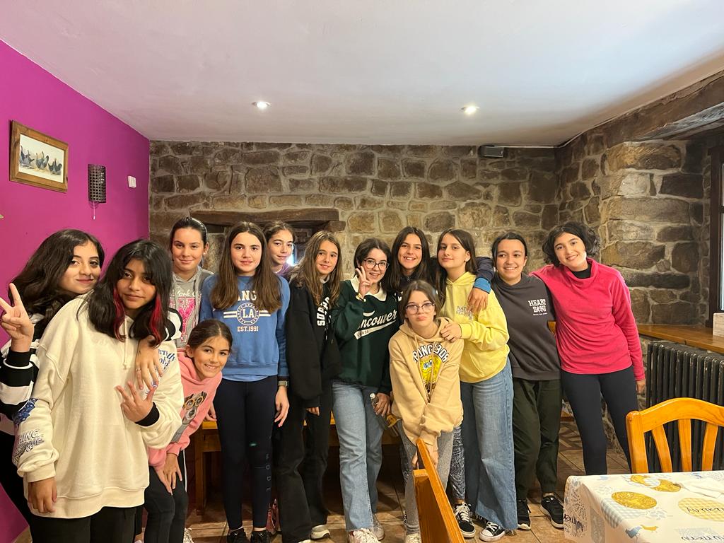 LaSalleSdr's tweet photo. 🎙️El mal tiempo no ha impedido que nuestros chicos de 1º #ESO se lo pasen en bien en el albergue de #Corconte 🎉
#JuntosMejor🫂
#SomosLaSalle💫 https://t.co/qIjaB8VDh0