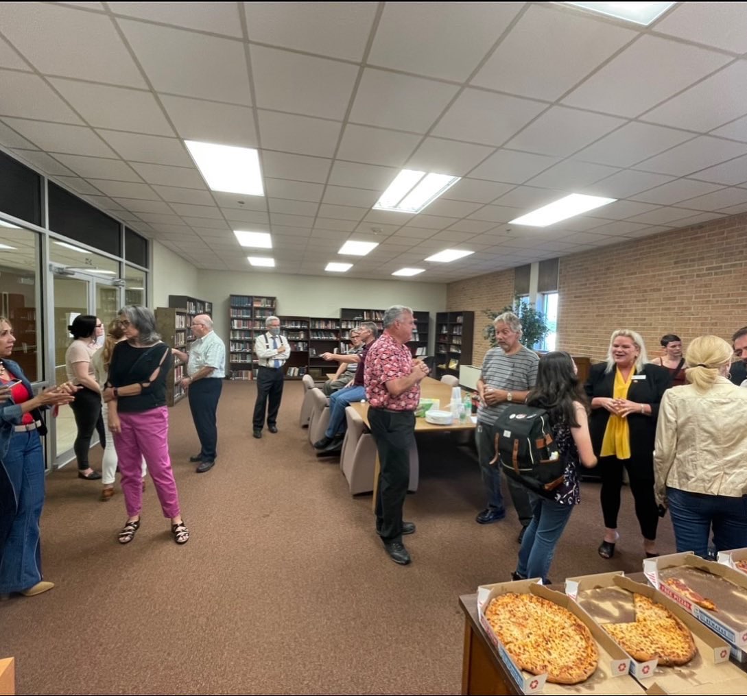 UlmComm's tweet image. It was a great time Tuesday at the Humanities Institute Reception! Students and faculty were able to eat and enjoy the opportunity of getting to know others within and outside of their programs. Thanks to all those who showed up! #ulmcommprogram