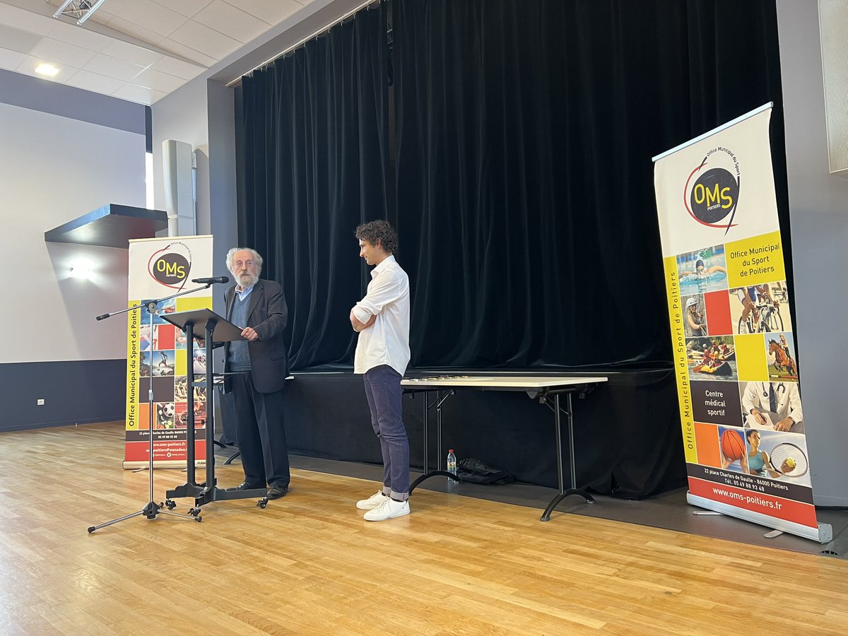 FraBlanchard's tweet photo. �� Remise des récompenses de l’@OMS_Poitiers aux présidents de clubs sportifs 🎾 🏀 🏈 #Poitiers https://t.co/fnalniWHr6