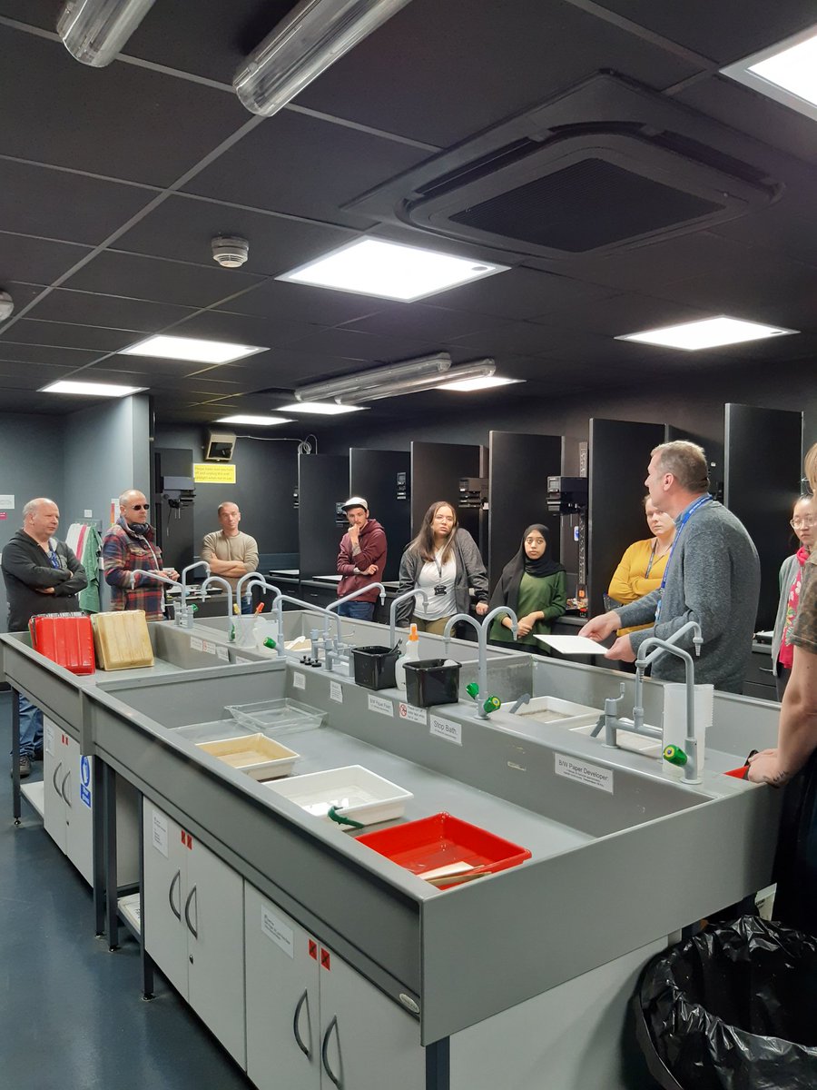 photoboltonuni's tweet photo. 🎞 A productive day in our large darkroom equipped with #Durst 35mm and medium format enlargers, and #Devere 5x4 enlargers 🙂

#darkroom #blackandwhite #silvergelatinprint #wetprocessing #photoboltonuni #universityofbolton #lightsensitivepaper #photoeducation #enlarger #bolton https://t.co/9rU0zYBHOw