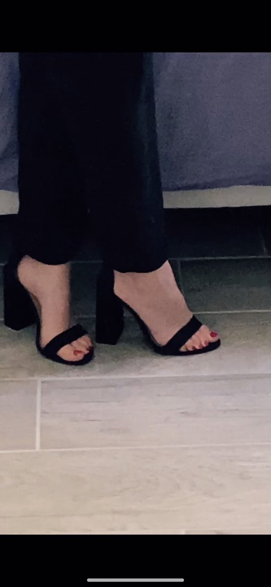 deessetofee's tweet photo. Venez à mes pieds mes petits soumis vous serez mal traité par votre maîtresse, les mecs pas sérieux abstenez vous je veux des vrais payeurs qui bégayent pas 🐶✅ #pieds #moneyslaves #feet #feetgirl #PiedsNus #soumis #soumisdevoirs #esclave https://t.co/QkOp8NcPlf