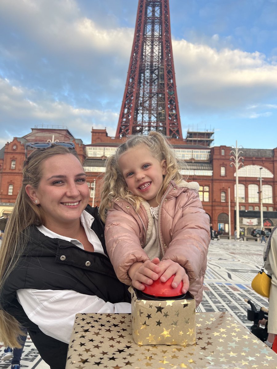 LivHPartners's tweet photo. Thank you to the wonderful Alba Butler for lighting up Blackpool Tower to celebrate #WorldHeartDay 2020! https://t.co/y3GmTSf0Fo