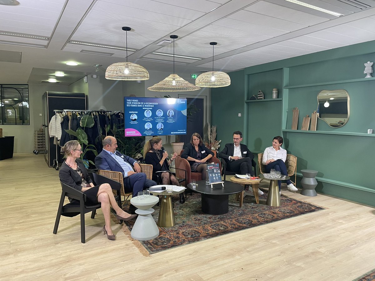 SocialBuilder's tweet photo. Suite à ce tour d’horizon, @emmalarroque et Jean-Christophe Morisseau annoncent le lancement d’un #baromètre sur la #reconversion professionnelle des femmes dans le #numérique. Les résultats de ce baromètre sont attendus au printemps 2023 #ReconversionFemmesNum https://t.co/jXRExMaGnF