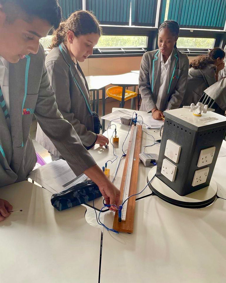 science_tla's tweet photo. More advanced circuit investigations with our GCSE students looking at how the length of a wire effected their data readings #requiredpractical #learnbydoing #curiosityexplorationdiscovery https://t.co/cs9Fuh209d