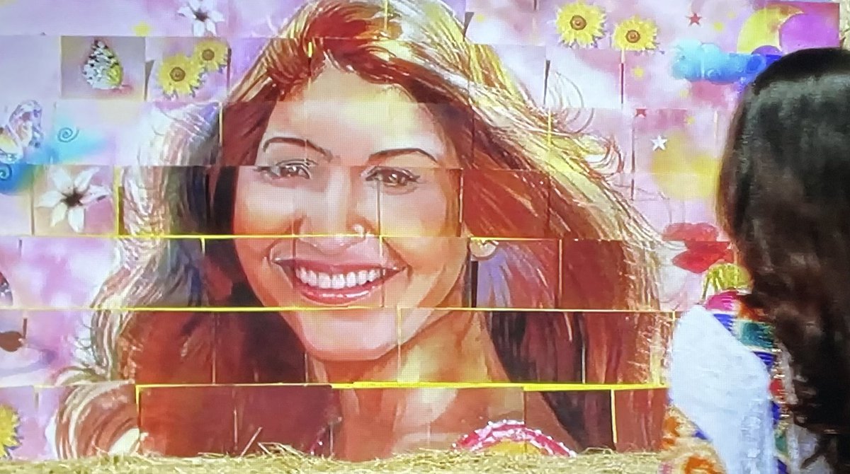 LauriMinna's tweet image. OMG! How many tens of times have i watched #RNBDJ and only now i noticed that the painting of Taani reflects the first time Suri saw her!😁🙈 
Better late than never… and u never know what i’ll find with next tens of times😂 My 4ever comfort film🧡❤️