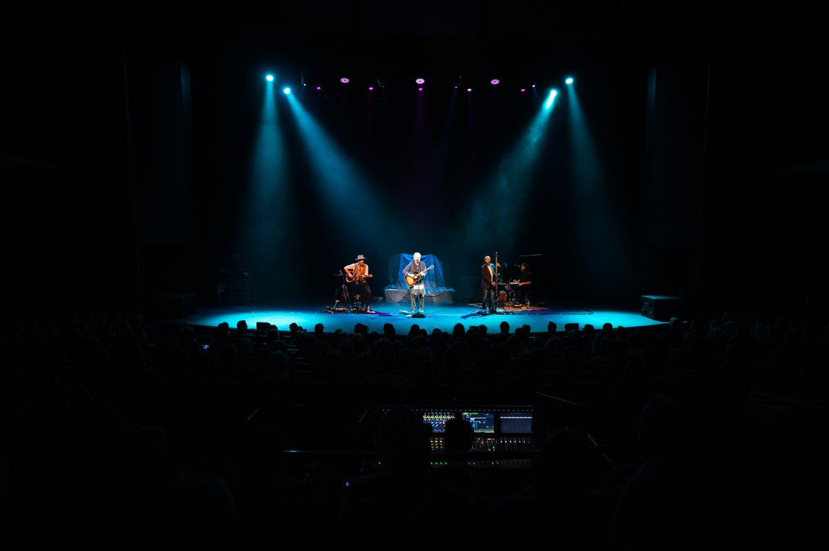 rosebrampton's tweet photo. Canadian music LEGEND @TomCochraneMUS made his way to The Rose Brampton Stage and brought the house down!💥Our audience relished in Cochrane's feel-good throwbacks, and cheered for all of their favourite hits. Thank you for an incredible night!
#AtTheRose https://t.co/52Z7LYJJ1B