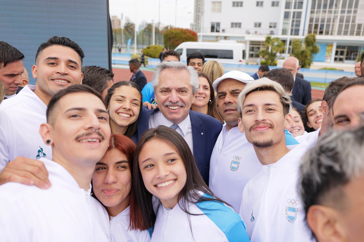alferdez's tweet photo. El deporte argentino está lleno de talento. Hoy despedimos y entregamos la bandera argentina a la Delegación Nacional que nos representará en los Juegos ODESUR 2022.

El deporte es de las mejores herramientas que tiene la sociedad para formar a sus ciudadanos. https://t.co/7CBV5BEGPo