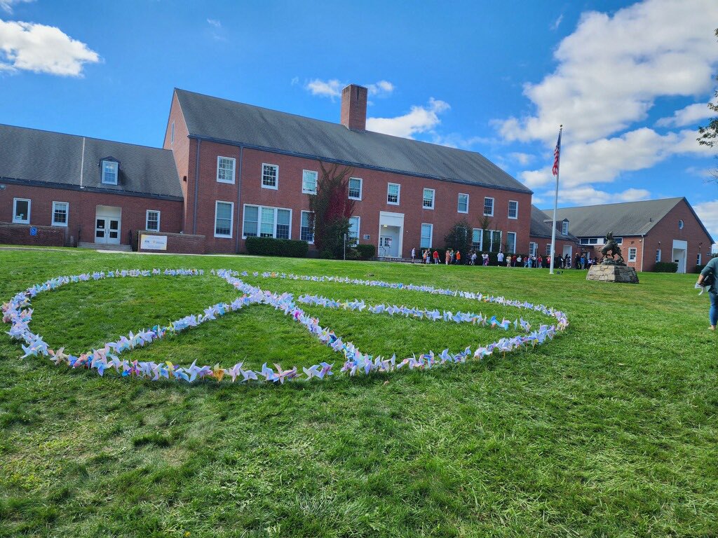 APlifeKimRoy's tweet photo. Pinwheels made by our RES students in the shape of a peace sign for International Peace Day. Cool tradition! https://t.co/sWrvTHRuWX