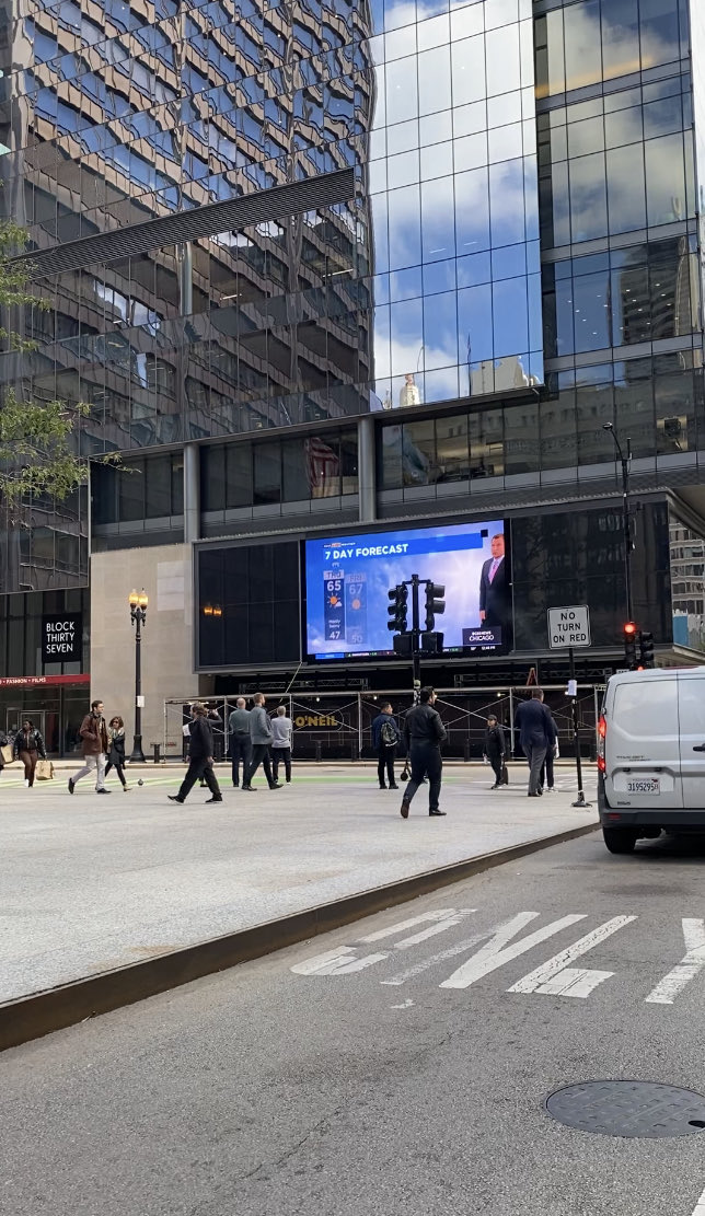 MaryKayKleist's tweet photo. Look who I spy high above #DaleyPlaza #Block37 @cbschicago Bringing back our street side studio in the ❤️of the Loop! Lookin good @WxRobb #FirstAlert weather team @EdCurran @AlbertRamonTV @LBannonWX https://t.co/IpR3ss2FjN