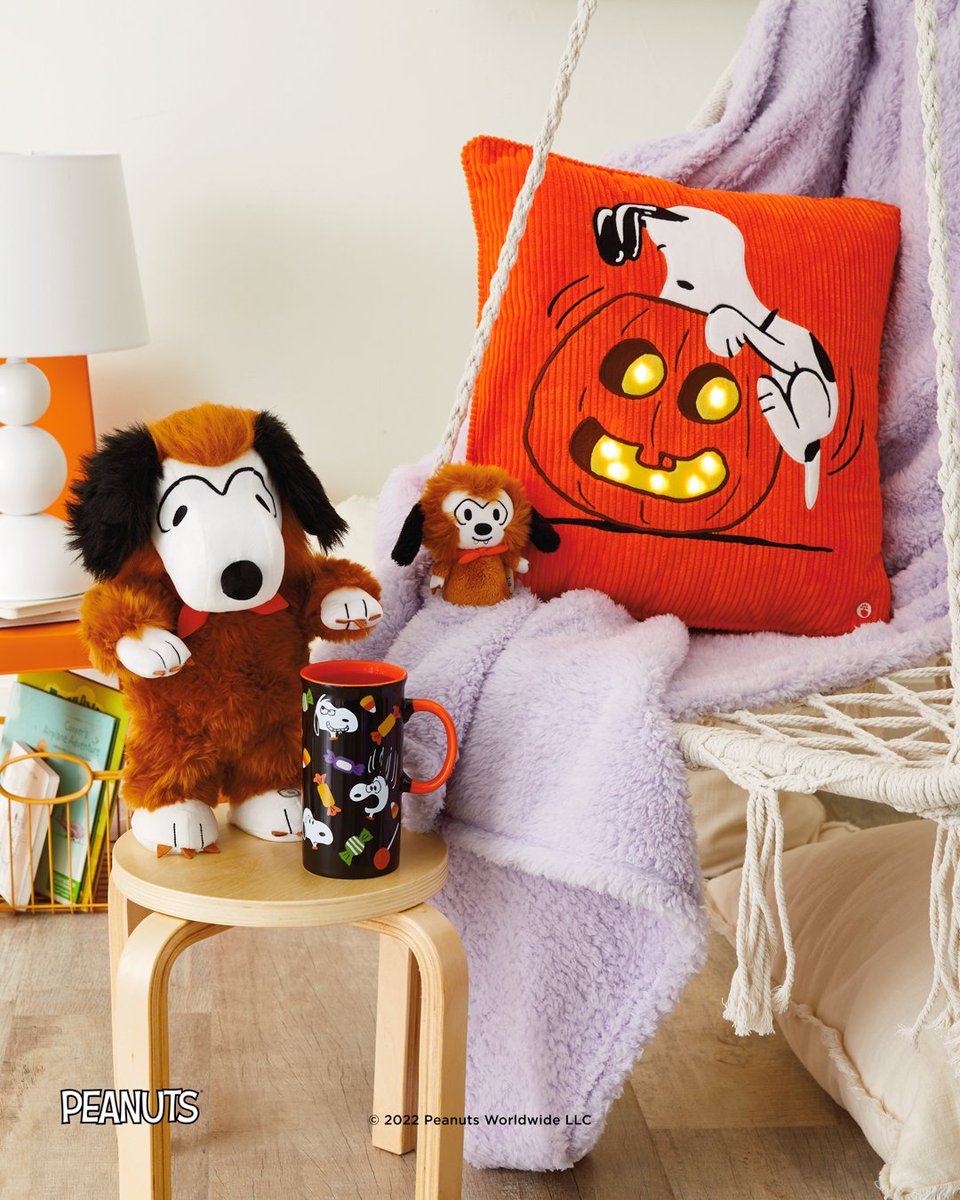 These officially licensed Peanuts products will have you howling for Halloween. Find them and more in Hallmark Gold Crown stores and online. #Peanuts #Snoopy #Hallmark #Halloween bit.ly/PeanutsHallowe…