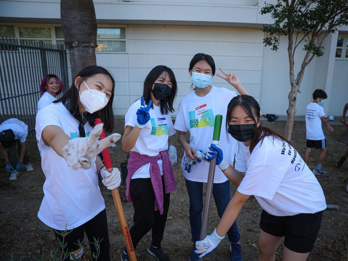 BREATHESOCAL's tweet photo. Thank you to all the volunteers that joined us at our Blue Sky LA event at Rosemead High School and our partners @ecofarmed @Accenture @SCAQMD 

Join us at our next BlueSky LA event. Comment below for details!
#volunteering #communitty #blueskyla #breatheasier #climateimpact https://t.co/P7PBVxVprF