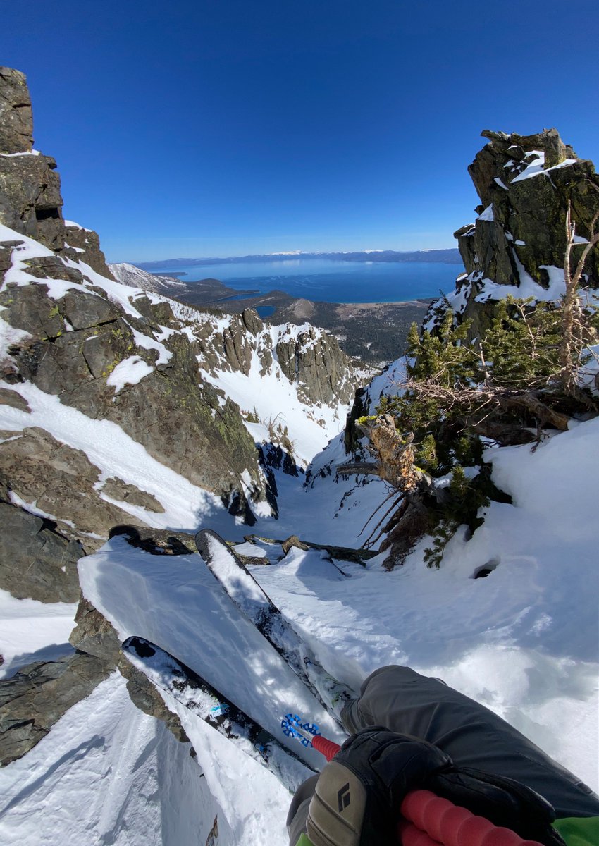 As the #fall air gets crisp and #snow starts to dust the #mountain peaks, we start thinking about our favorite places to be...WITH SKIS ON...3 2 1! 
⛷️☃️🏔️❄️🌞
#perchedup