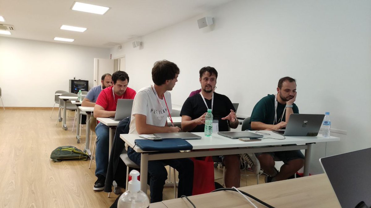 dawntraoz's tweet photo. When you turn up at your work colleague's @facundozurdo workshop to see what the experience of delivering one is like 👩‍🏫 and it turns out that some of the attendees know who you are and know your podcast 🤯

@nomedalavidadev me da la vida 💜

#Jamstack at @ReactAlicante https://t.co/tXHrIUUzv3