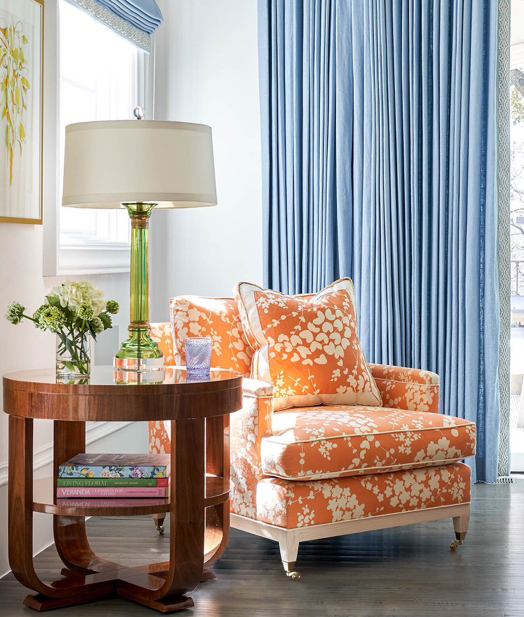 How Complementary 💙🧡 Jenkins Interiors covered this handsome arm chair in our Lysette Reverse linen in New Shrimp.