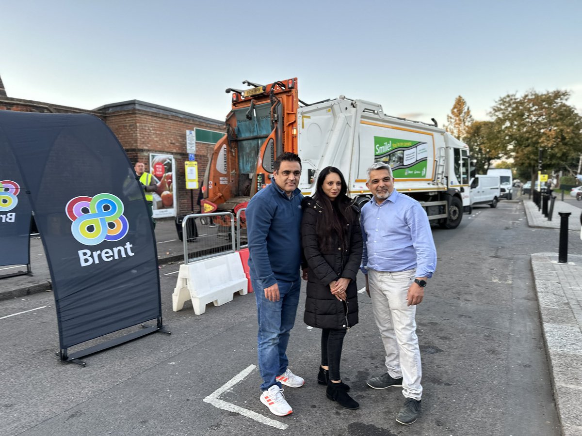 kkrupas's tweet photo. Great to see so many residents using the #TokyngtonSkip this evening. The skips are moving around Brent until 22nd October! Find more details on the @Brent_Council website. A big thank you to our Brent @VeoliaUK team for their support! @MAsgharButt @ajmal_akram #KeepBrentClean https://t.co/tayPcrEVou