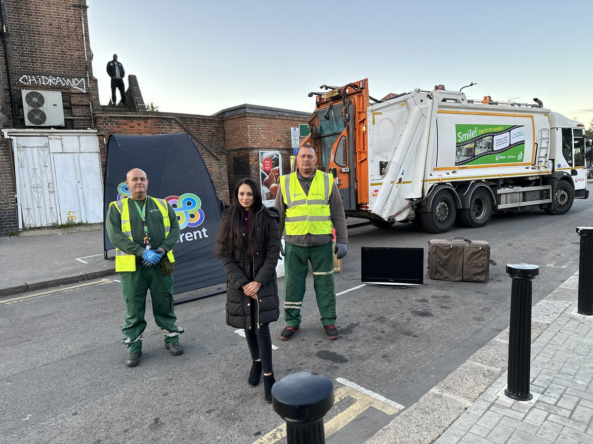 kkrupas's tweet photo. Great to see so many residents using the #TokyngtonSkip this evening. The skips are moving around Brent until 22nd October! Find more details on the @Brent_Council website. A big thank you to our Brent @VeoliaUK team for their support! @MAsgharButt @ajmal_akram #KeepBrentClean https://t.co/tayPcrEVou