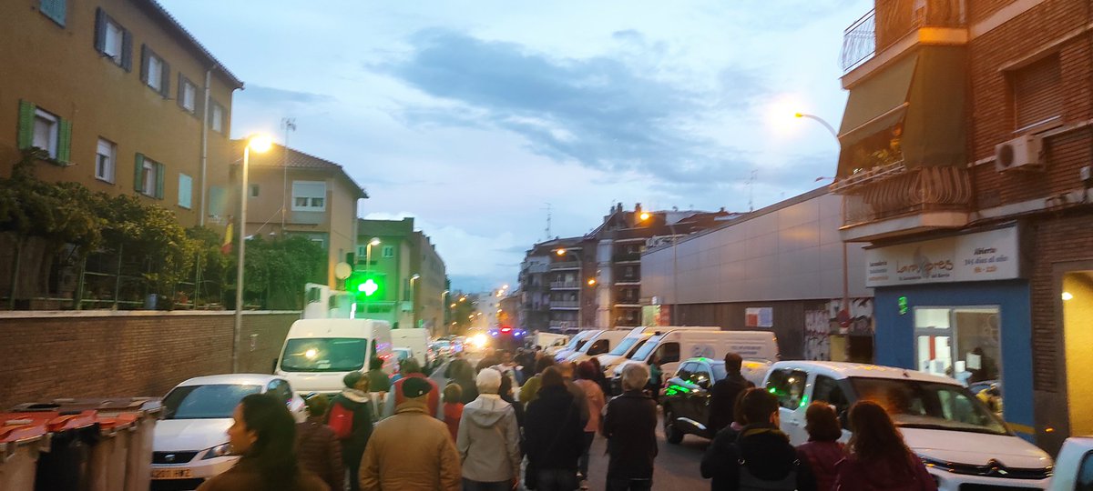 La manifestación por las calles del interior del barrio
#SanidadPublica
🟦Nada, nada nada para la privada‼️
🟩Sanidad Pública y Universal