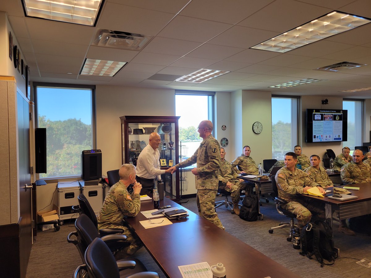 #TeamSFL had the opportunity this week to talk about #SoldierForLife & our mission with attendees at the @MDW_USARMY Company Commander & First Sergeant Pre-Command Course at #FortMcNair. #USArmySFL