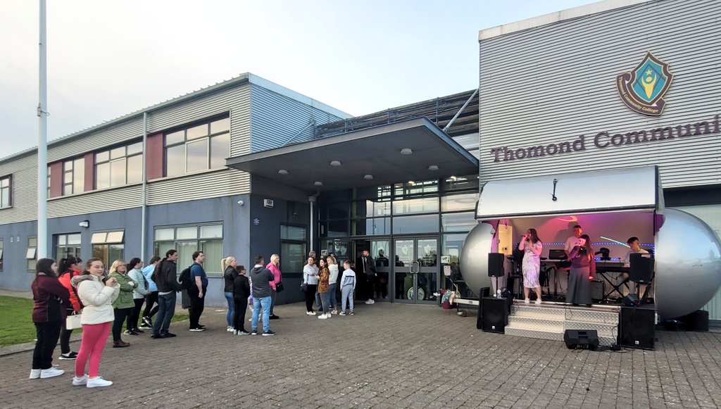 ThomondCommColl's tweet photo. Open Night has finally arrived 🥳🙌 @ThomondCommColl! #jamming 🎶 #opennight22 #talent #AppreciateCelebrateEducate #GoTCC @LCETBSchools 🏫👩‍🏫👨‍💻🎾🎨🎭🪵👩‍🔬👟🏃‍♀️🌎 https://t.co/TbfwyhSsjv