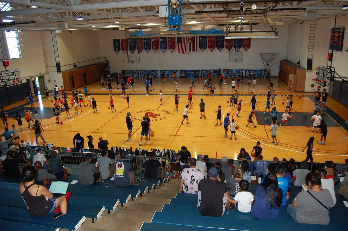 MauiInv's tweet photo. The first youth Hoops Clinic of the season kicked off Tuesday night at Chaminade University!🏀

Hoops Clinics is presented by @AskHMSA. https://t.co/1BTTnLcTfX