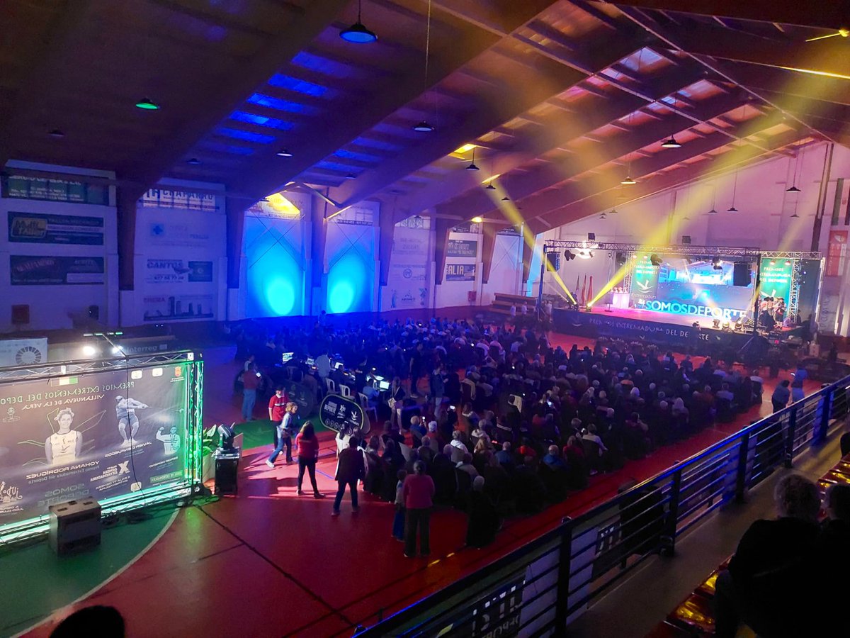 jovendeportEXT's tweet photo. 🥇 Acto de entrega de los Premios Extremeños del Deporte en su edición 2020 🥇💚🤍🖤

¡Que comience la Gala! https://t.co/t1ZhOKdlQH