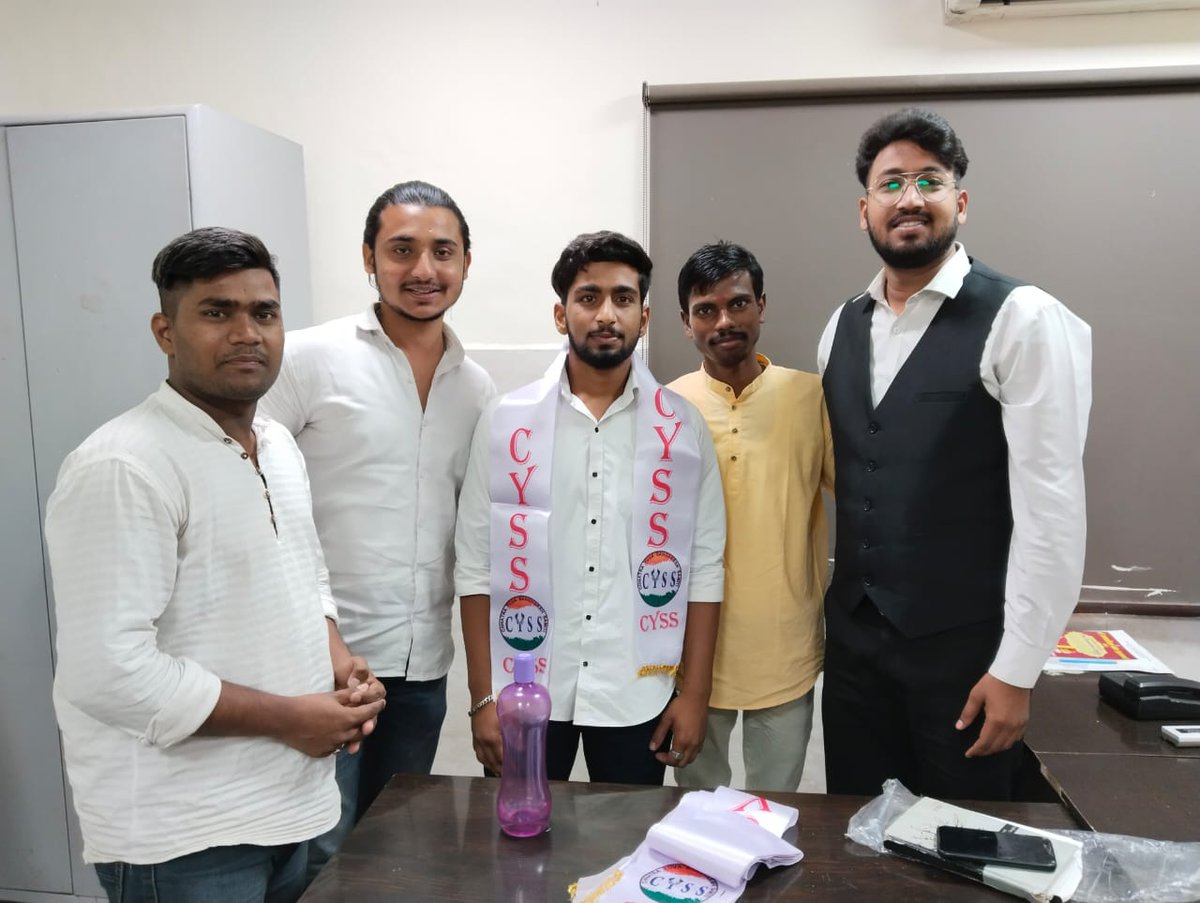 _ChandraManiDev's tweet photo. CYSS दिल्ली के संघर्षों से प्रभावित होकर ज़ाकिर हुसैन दिल्ली कॉलेज (संध्या) के कई छात्र नेताओं ने ABVP और NSUI जैसे संगठनों को छोड़ कर CYSS की सदस्यता ली, आप सभी को भविष्य के लिए हार्दिक शुभकामनाएं। https://t.co/73bJCsGwnf