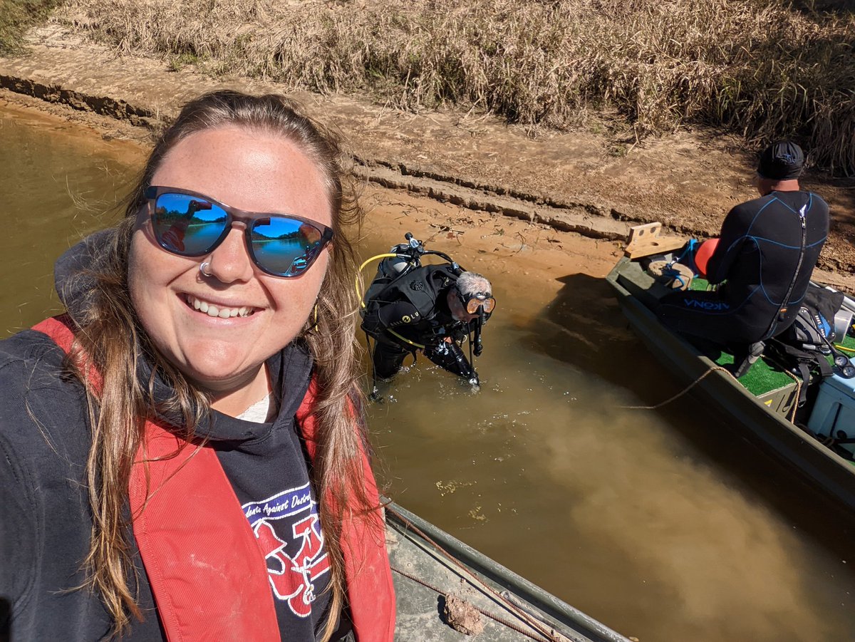 KaseaPrice's tweet photo. The search for #GulfSturgeon habitat continues in the #LeafRiver! Collaborators from US fish and wildlife service are able to dive on deeper locations to confirm substrate types @bodine_cs has identified from #sidescan. #sturgeoncrew #EstuarineandMovementEcologyLab https://t.co/jgQ8FPRbai