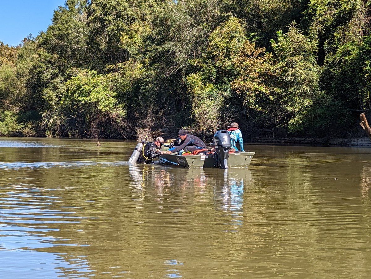 KaseaPrice's tweet photo. The search for #GulfSturgeon habitat continues in the #LeafRiver! Collaborators from US fish and wildlife service are able to dive on deeper locations to confirm substrate types @bodine_cs has identified from #sidescan. #sturgeoncrew #EstuarineandMovementEcologyLab https://t.co/jgQ8FPRbai