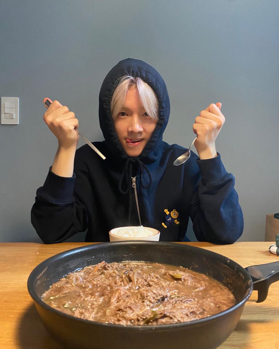 fsg_xhero's tweet photo. [INSTAGRAM] 270922

А! І пульгогі були смачнііі😆

#JYP #XdinaryHeroes #XH #WE_ARE_ALL_HEROES #Чонсу #Jungsu #Чонсу_таграм #Ттьондю #Близький_Друг #Сьогодні_готує #Чонсу #Чи_ДжунХан #Вгадайте https://t.co/AS3MH3VjW2