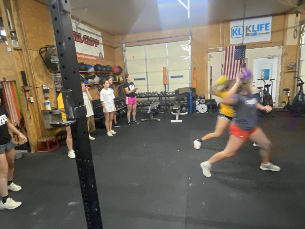 Dodgeball at CrossFit this morning!🦅🥎
