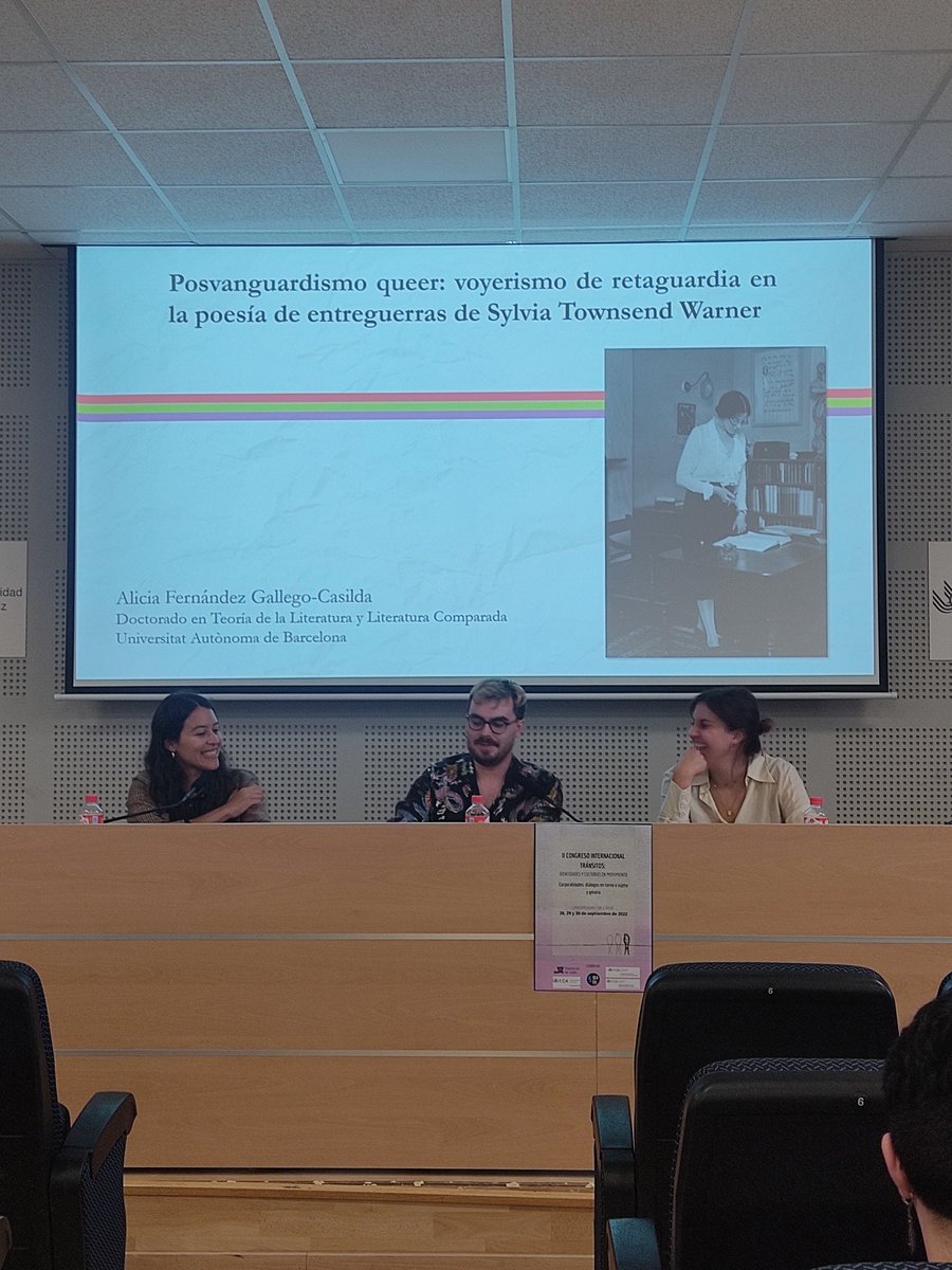 Sesión de tarde llena de poesía que comienza con la intervención de Alicia Fernández Gallego-Casilda con "Posvanguardismo queer: voyerismo de retaguardia en la poesía de entreguerras de Sylvia Townsend Warner" 📝