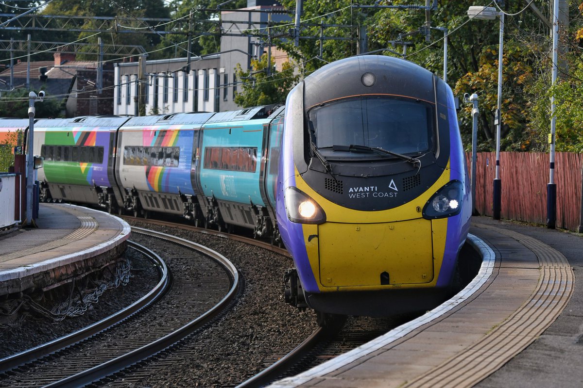 upsidedownhead5's tweet photo. 390119 'The Progress Train' trundling through Platform 3 Cheadle Hulme on 1H11. 28/9/22 π³οΈβππ³οΈββ§οΈπ
@AvantiWestCoast @railwaysillus @RailwayMagazine #railway #pendolino #Pride #progresstrain #cheadlehulme #train #railpic #Manchester https://t.co/Z3zZifsF0o