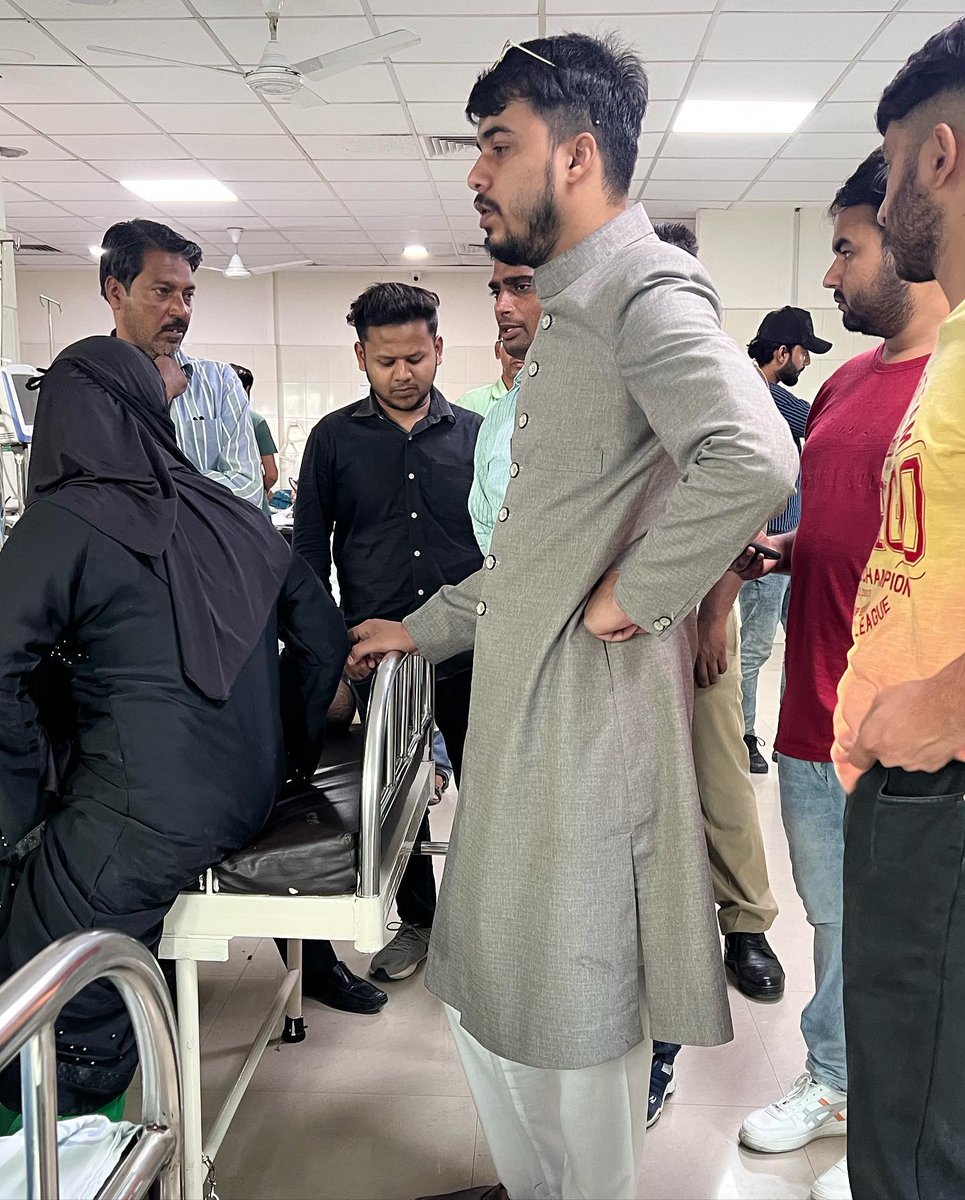 khanshehwan's tweet photo. #अलीगढ़ में एक फैक्ट्री में केमिकल लिकेज से बड़ा हादसा हुआ काफी लोग हॉस्पिटलाइज्ड हुए जिनमें ज्यादा तादाद बच्चों की है,
मेरा @Dm_Aligarh @Uppolice से अनुरोध है कि इस मामले पर जल्द से जल्द कार्यवाही की जाए....
और जो लोग #Minors से काम करा रहे हैं उनको सख्त से सख्त सजा मिलनी चाहिए। https://t.co/WsclNyjHgY