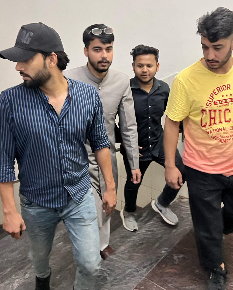 khanshehwan's tweet photo. #अलीगढ़ में एक फैक्ट्री में केमिकल लिकेज से बड़ा हादसा हुआ काफी लोग हॉस्पिटलाइज्ड हुए जिनमें ज्यादा तादाद बच्चों की है,
मेरा @Dm_Aligarh @Uppolice से अनुरोध है कि इस मामले पर जल्द से जल्द कार्यवाही की जाए....
और जो लोग #Minors से काम करा रहे हैं उनको सख्त से सख्त सजा मिलनी चाहिए। https://t.co/WsclNyjHgY
