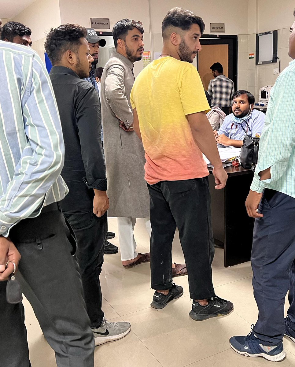 khanshehwan's tweet photo. #अलीगढ़ में एक फैक्ट्री में केमिकल लिकेज से बड़ा हादसा हुआ काफी लोग हॉस्पिटलाइज्ड हुए जिनमें ज्यादा तादाद बच्चों की है,
मेरा @Dm_Aligarh @Uppolice से अनुरोध है कि इस मामले पर जल्द से जल्द कार्यवाही की जाए....
और जो लोग #Minors से काम करा रहे हैं उनको सख्त से सख्त सजा मिलनी चाहिए। https://t.co/WsclNyjHgY