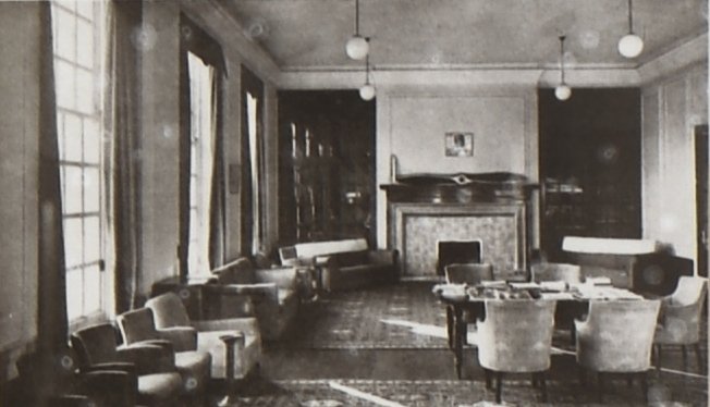 cranfieldlib's tweet photo. To all our new students - this is what your accommodation in Lanchester Hall would have looked like in the 1950s! We're particularly loving the communal lounge. It looks much more comfortable than the student bedroom! #hellocranfield #ThrowbackThursday #CranfieldPhotoArchive https://t.co/mmGXH8Knnx