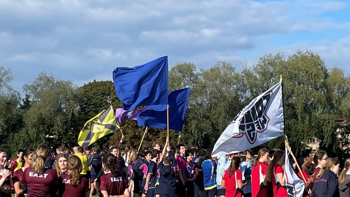 It's Steeplechase day! 👏The sun is shining and each House is proudly waving their flags and cheering for their fellow Fettesians.