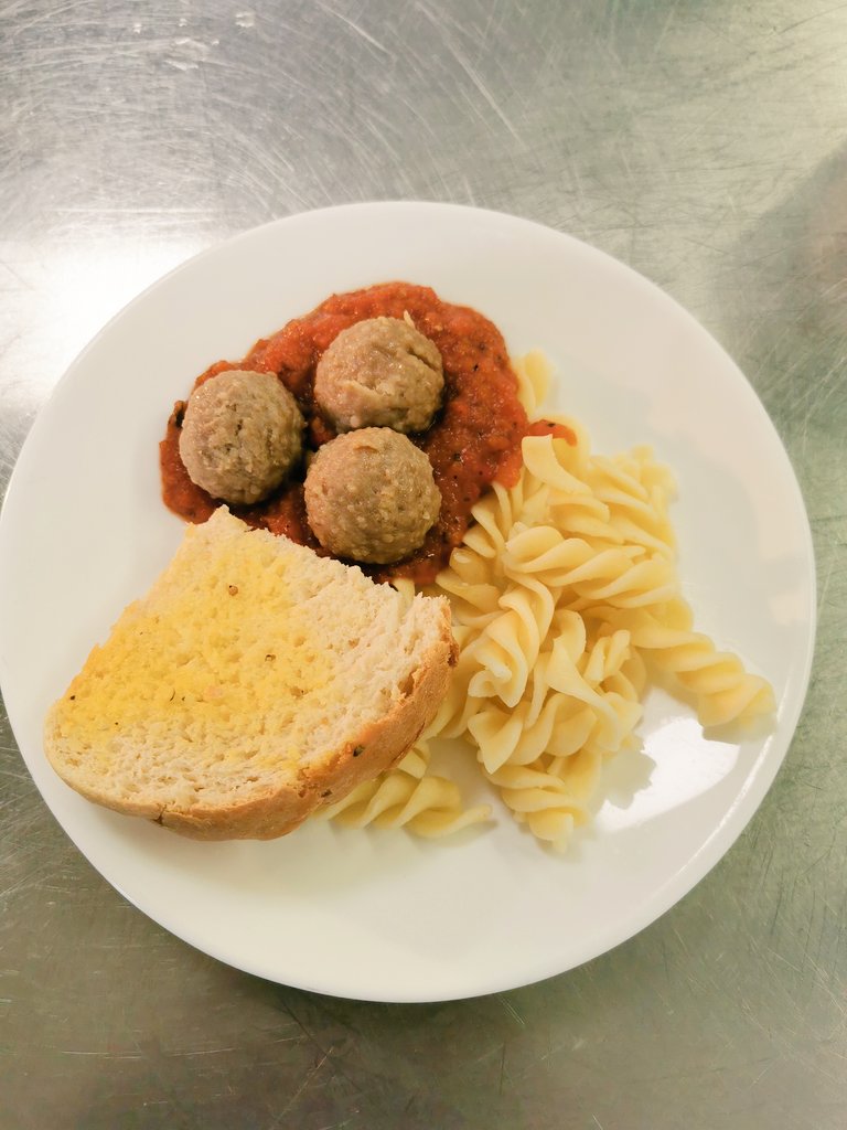 CinioT's tweet photo. This week our #schoollunch were all prepared fresh on site @rhosstreet @PenBarras @denbschoolmeals #schoolchef #fresh #tasty @VegPowerUK @LACA_UK #nsmw https://t.co/kfAUR9Y7MS