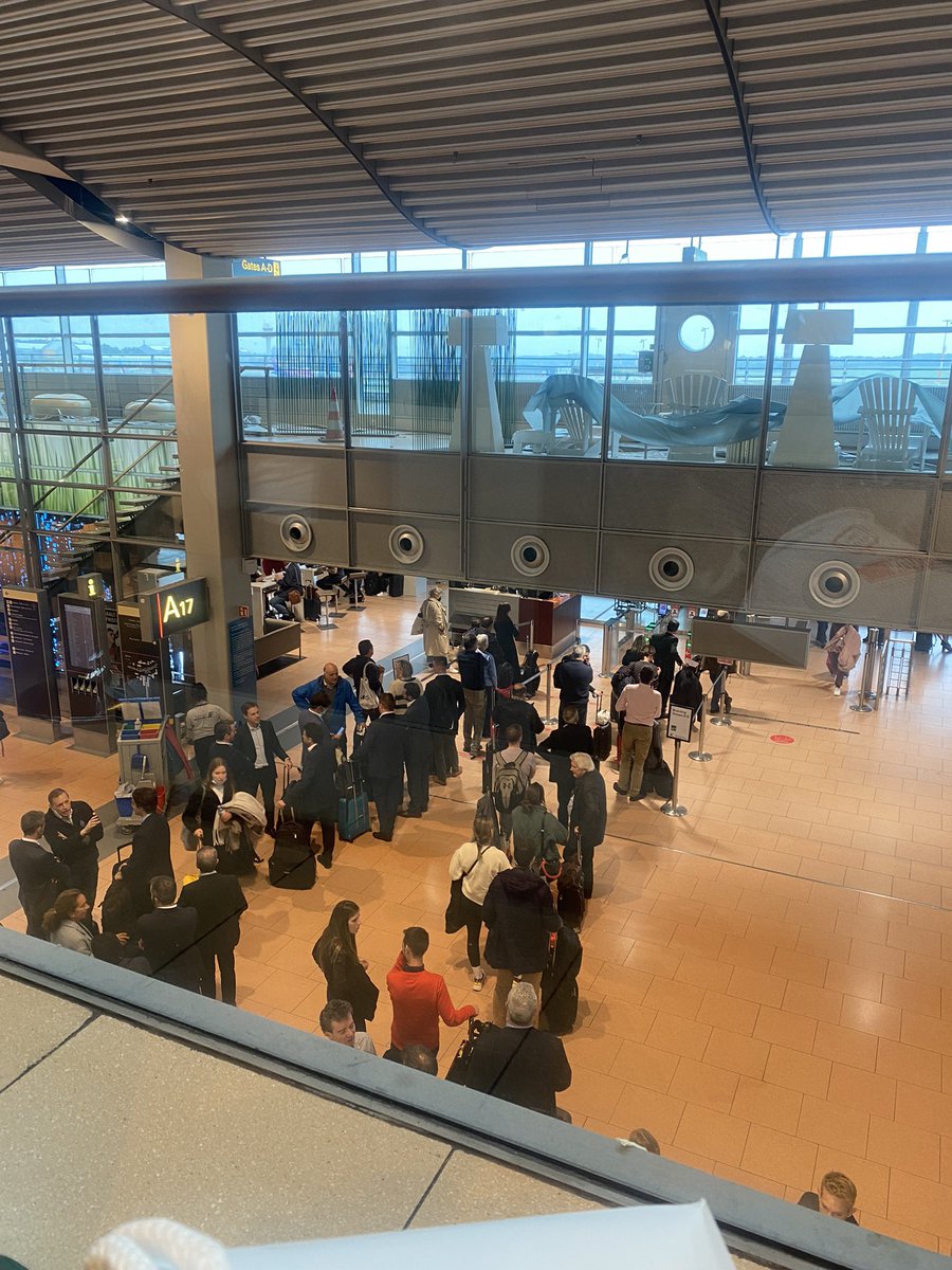 crisbohr's tweet photo. @Iberia tenéis que mejorar vuestro servicio. Que en la app informéis de que el vuelo va en hora cuando hace 20 mins que debería de haber despegado no es de gran ayuda. Sobretodo si tienes como yo un vuelo de conexión y temes tener que hacer noche en Madrid. #malagestión #iberia https://t.co/EhFcuufosQ