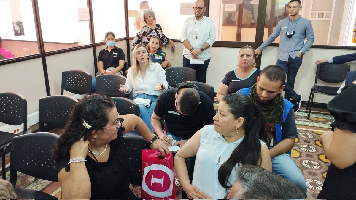 CucutaGobierno's tweet photo. Escuchamos a los vendedores informales para luego plantear soluciones a mediano y largo plazo. Construir una política pública es #EstrategiaDeTodos https://t.co/QwyHZe0u72