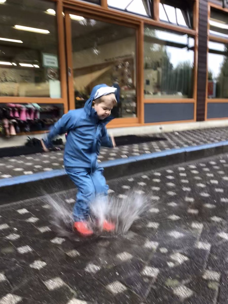 BSNJSV's tweet photo. Whatever the weather F2 are busy exploring and learning outside. #JSVfoundation2 #JSVF2 https://t.co/NAsGR6askG