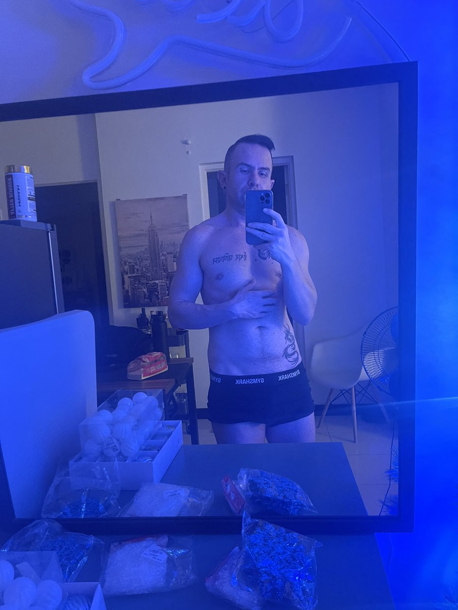 pogi2712's tweet photo. I’m between decorating the Christmas Tree #bodycheck #wheresmyabs #selflove #gymprogress https://t.co/I293Agw6QC