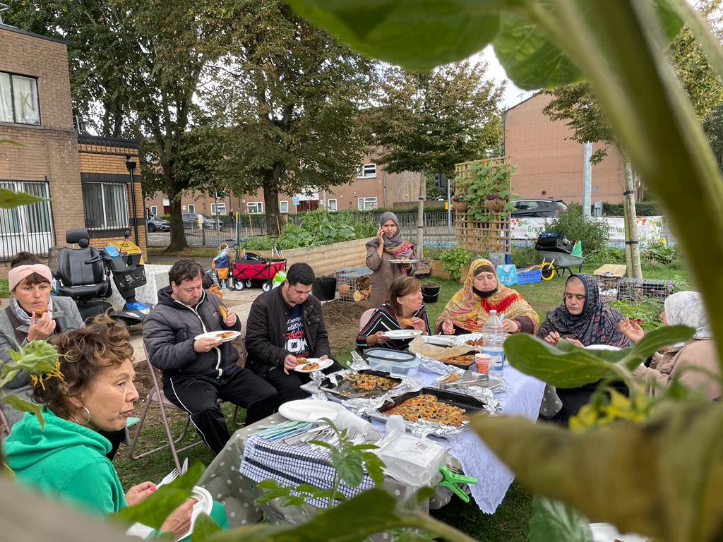 Greening Riverside (@grow4riverside) on Twitter photo #GreatBigGreenWeek bulb-planting and sharing food at the <a href="/GrowWellCardiff/">Grow Well Cardiff</a> project, Riverside Health Centre. Supported by <a href="/Grow4Riverside/">Greening Riverside</a> at <a href="/SRCDC_Cardiff/">South Riverside Community Development Centre</a> . #GreatBigGreenWeek bulb-planting and sharing food at the <a href="/GrowWellCardiff/">Grow Well Cardiff</a> project, Riverside Health Centre. Supported by <a href="/Grow4Riverside/">Greening Riverside</a> at <a href="/SRCDC_Cardiff/">South Riverside Community Development Centre</a> .