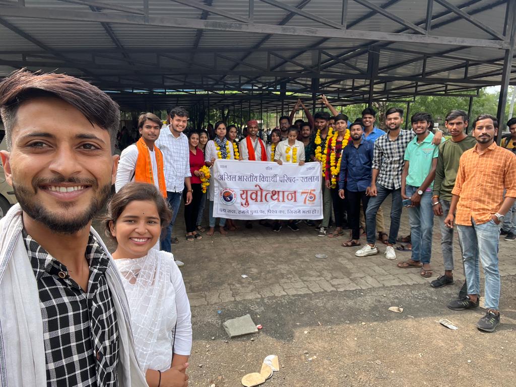 pavanpa86199627's tweet photo. आज अखिल भारतीय विद्यार्थी परिषद रतलाम जिले की #selfiewith cempush यूनिट आभियान के निमित शासकीय विज्ञान एवम कला महाविधालय की नवीन कार्यकारणी की घोषणा हुई जिसमें कॉलेज इकाई अध्यक्ष पंकज जी पाटीदार व कॉलेज मंत्री रौनक बिलगैया को बनाया गया। @nidhitripathi92 https://t.co/eZbvmMamYN