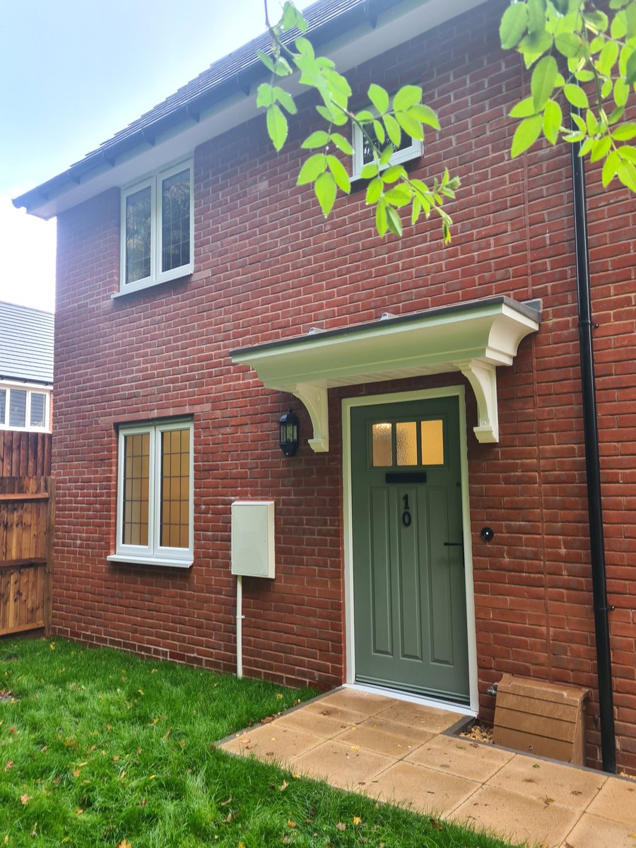 EricaHillmanSW's tweet photo. 🔑🏡 Allimore Lane, Alcester 🏡🔑
Today we successfully took handover of these 4 x 1 bed houses for #socialrent at our @StonewaterUK site! 
Thanks to Bloor Homes &amp; @bailygarner 
#newbuild #socialhousing https://t.co/WrlWd8V08O
