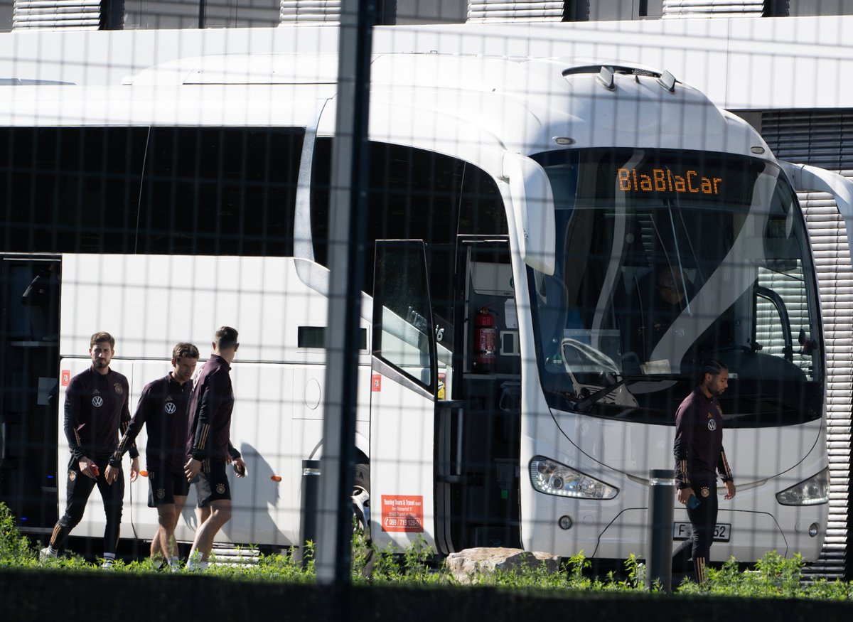 BlaBlaCar_FR's tweet photo. L'équipe d'Allemagne de football a trouvé encore plus efficace que le char à voile pour se rendre à ses matchs : les bus BlaBlaCar. https://t.co/uweRmmcA5B