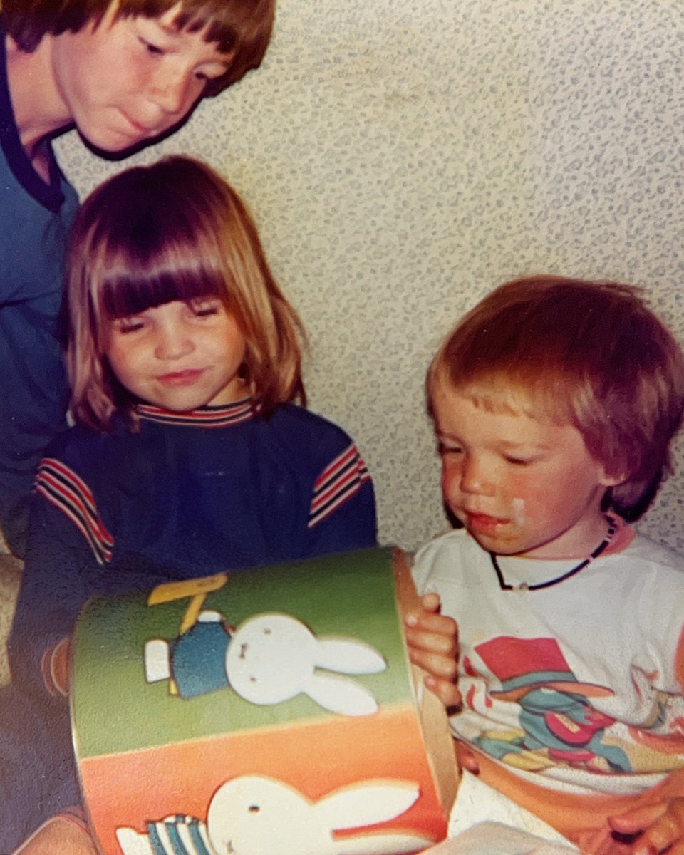 Giels's tweet photo. Toen ik 9 jaar geleden mijn zus Sas verloor bedacht ik me dat ik dit gemis wilde omzetten in iets positief. Als je iemand mist is dat immers pure liefde ❤️  En zo ontstond de #NationaleBroersEnZussendag.
Zo mooi en warm om te zien dat deze dag nog steeds bestaat. #BroerEnZusDag https://t.co/8AHNdIshEh